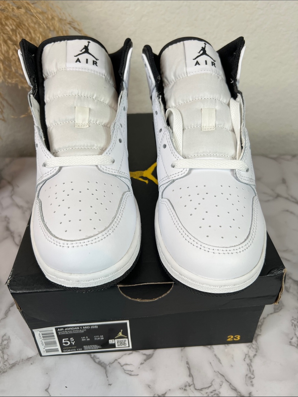 Air Jordan 1 Mid (GS) Size 5.5 YOUTH = Size 7 Women’s - Picture 4 of 12